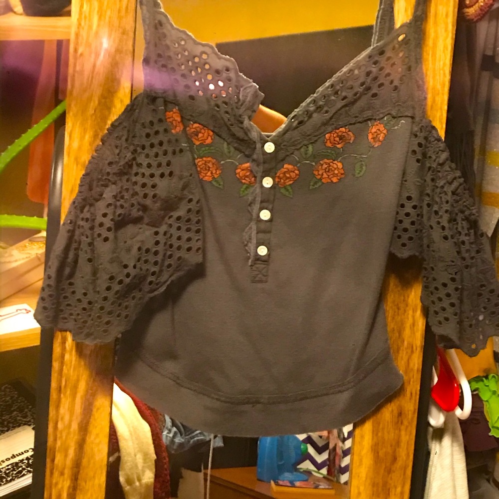 NWOT Adorable lace off shoulder crop tank top